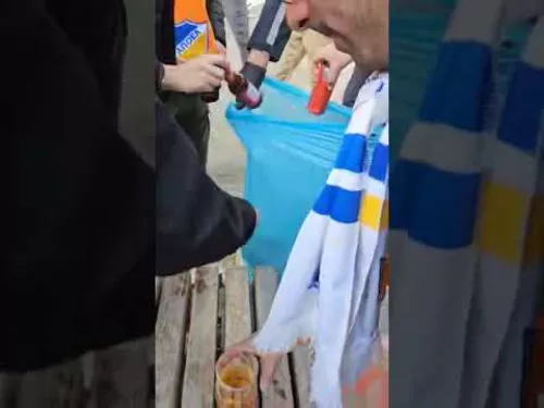 Οι ΑΠΟΕΛίστες καθάρισαν την πλατεία στο Δουβλίνο