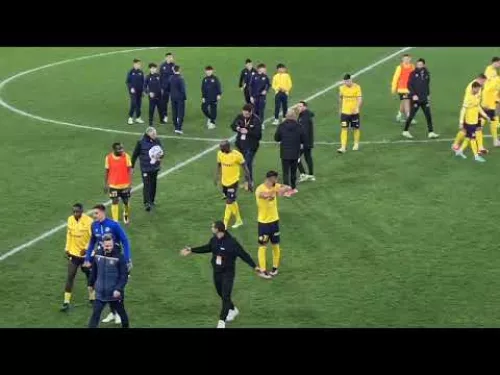 Αγκαλιές σε Θέμη Θεμιστοκλέους από συμπαίκτες του μετά το πρώτο του γκολ με την κίτρινη φανέλα