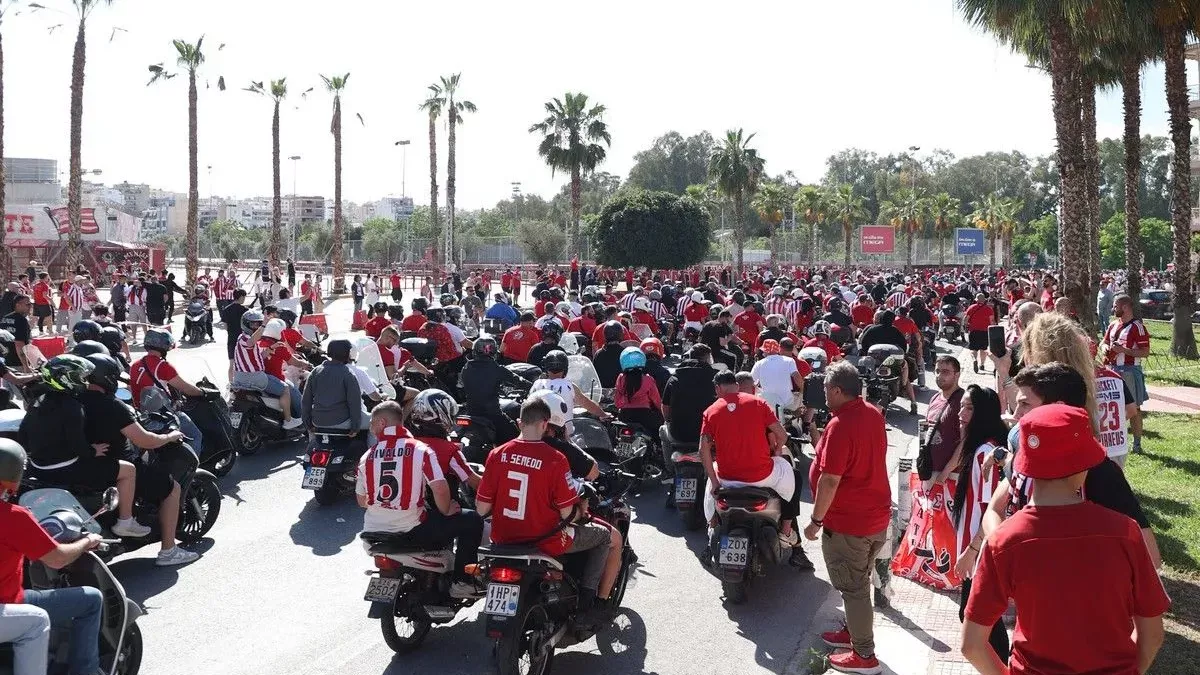 (Βίντεο) Η μηχανοκίνητη πορεία των ερυθρόλευκων οπαδών προς το T-Center