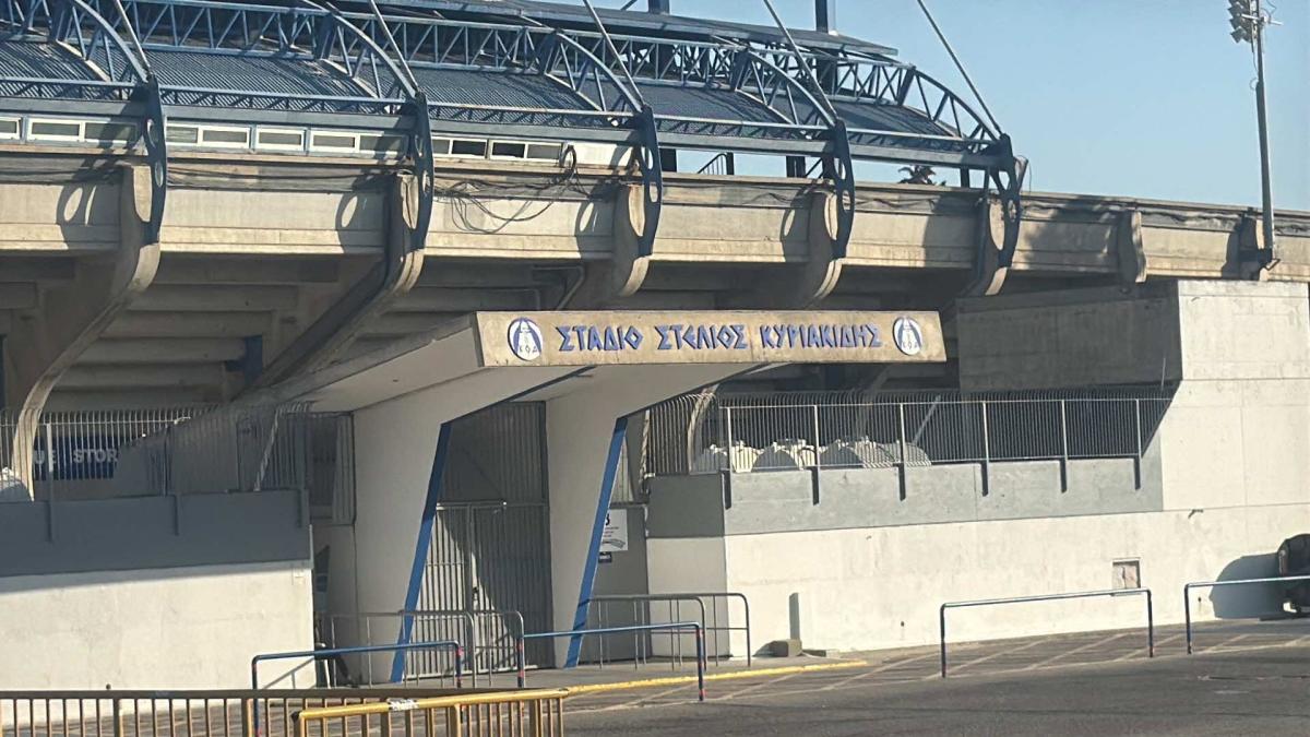 Μόνη της…