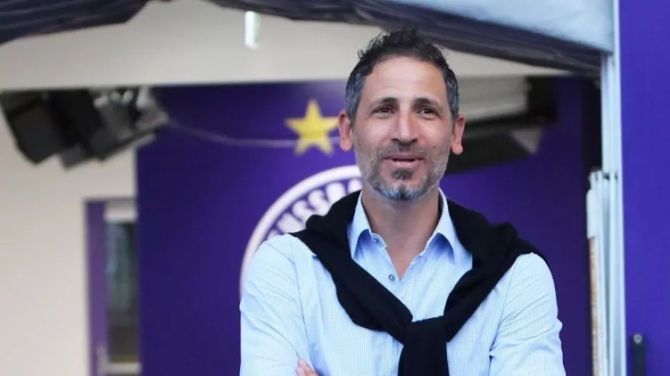 Χαρούμενος/Κονναφής