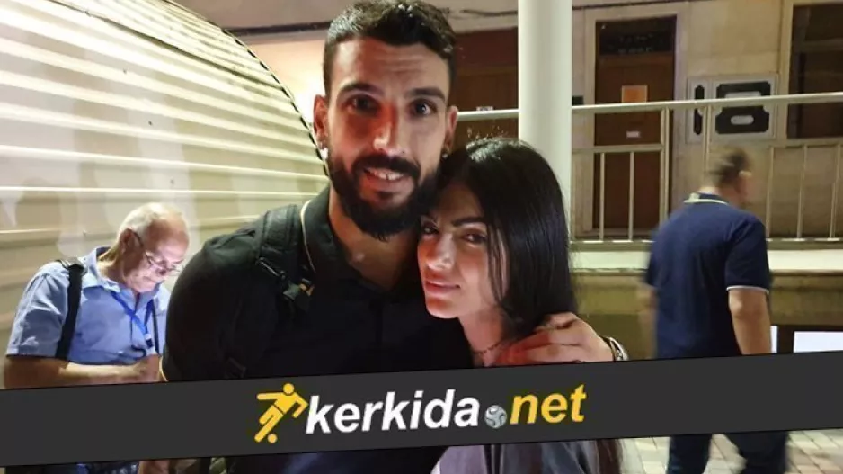 ΔΙΠΛΑ στον Γιώργο η Άντρεα...