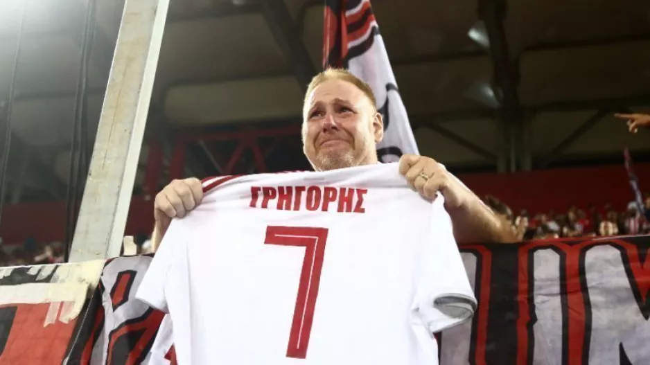 Ξέσπασε σε κλάματα κρατώντας την φανέλα της ομάδας!