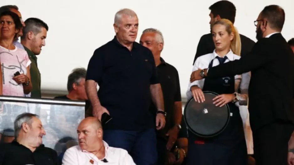 Κατέβηκε στα αποδυτήρια και απέλυσε Λυμπερόπουλο-Καρντόσο!