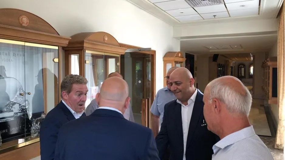 Δεν είμαστε αλεξιπτωτιστές...