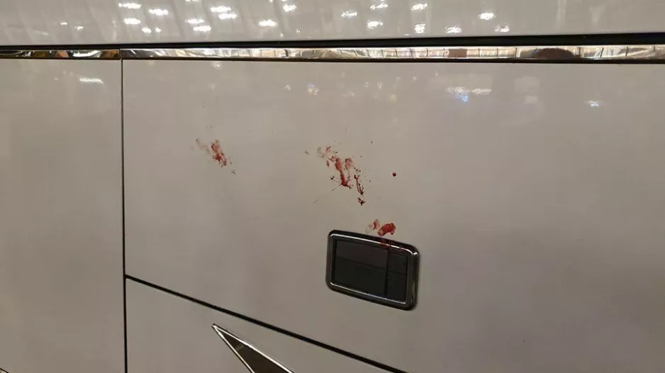 ΕΠΙΘΕΣΗ στο πούλμαν των οπαδών του ΑΠΟΕΛ (φώτος)