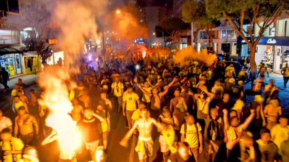 ΘΥΡΑ 3/"Δεν μπορούμε να παίζουμε τον ρόλο του απλού χειροκροτητή"