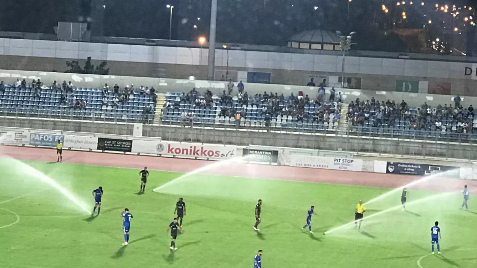 Άνοιξαν τα ποτιστικά την ώρα του αγώνα! 