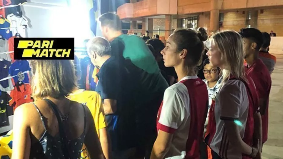 Οι Ολλανδέζες... στο κατάστημα του ΑΠΟΕΛ (φώτος)