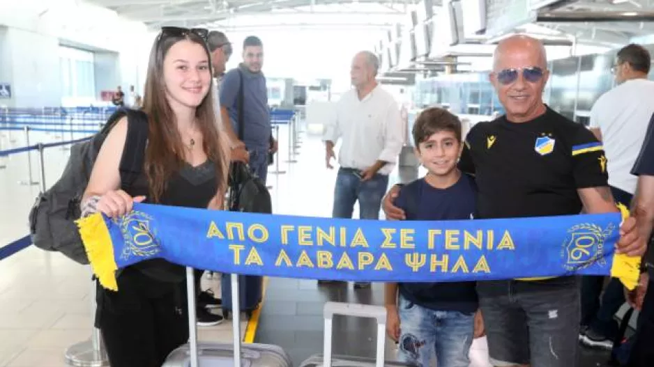 Τα λάβαρα ψηλά