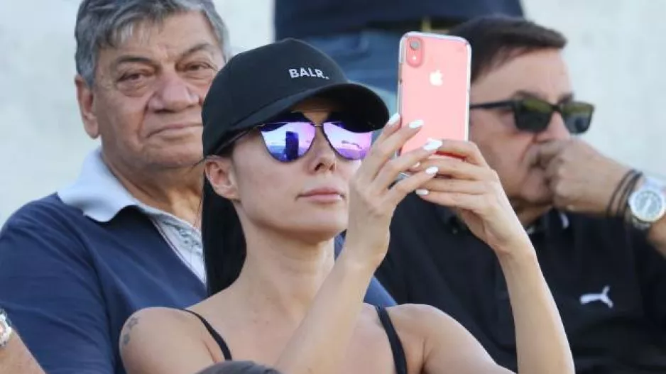 Το κορίτσι στην κερκίδα