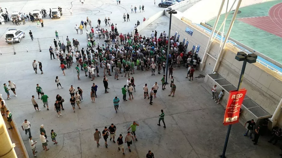ΑΡΚΕΤΟΣ κόσμος εκδοτήρια μετά την έναρξη (Φώτος)
