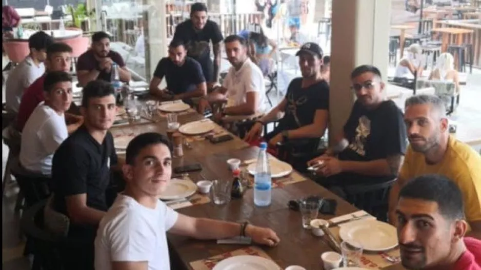 ΝΕΑ ΣΑΛΑΜΙΝΑ/ Γεύμα... όλοι μαζί! (Φώτος)