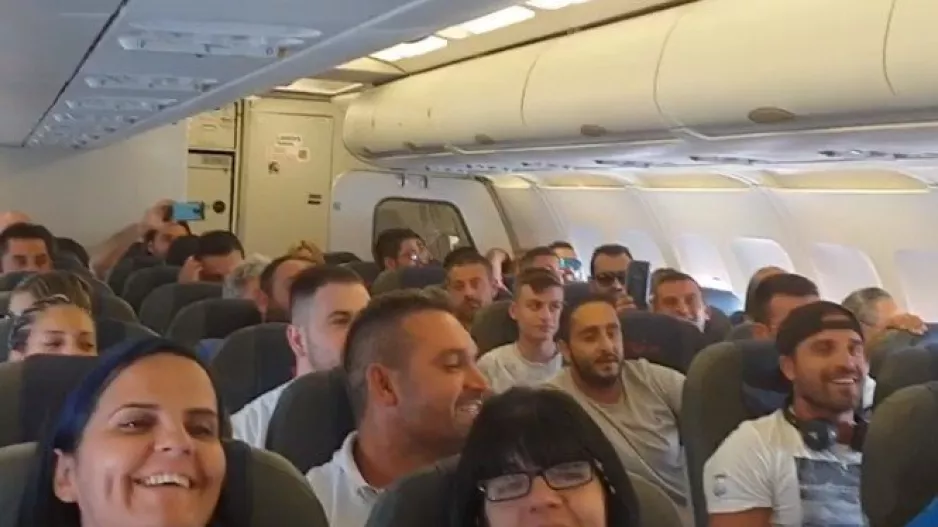 Πτήση για Αϊντχόφεν με... τραγούδι! (Βίντεο)