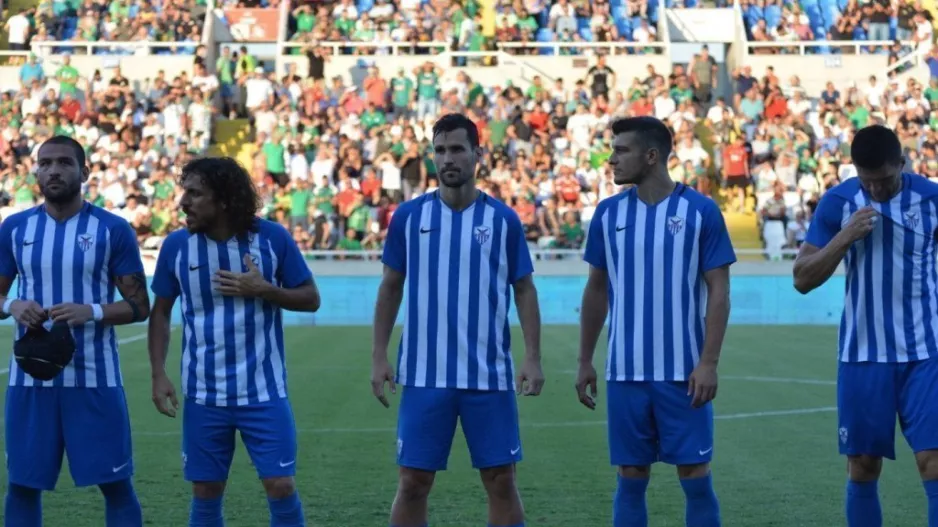 Παίζει με Αναγέννηση 