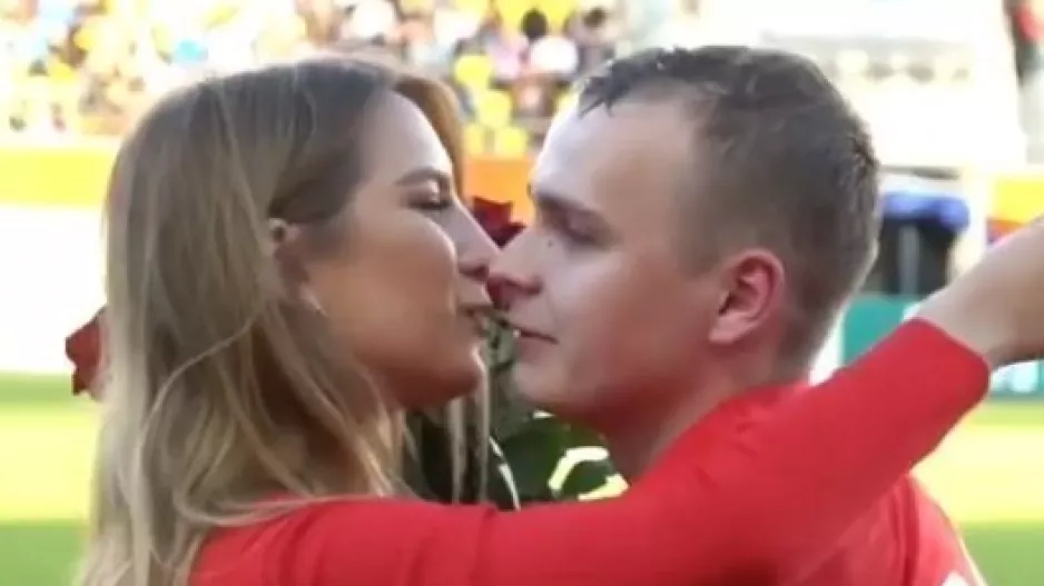 ΕΚΠΛΗΞΗ... και πρόταση γάμου στο γήπεδο! (βίντεο)