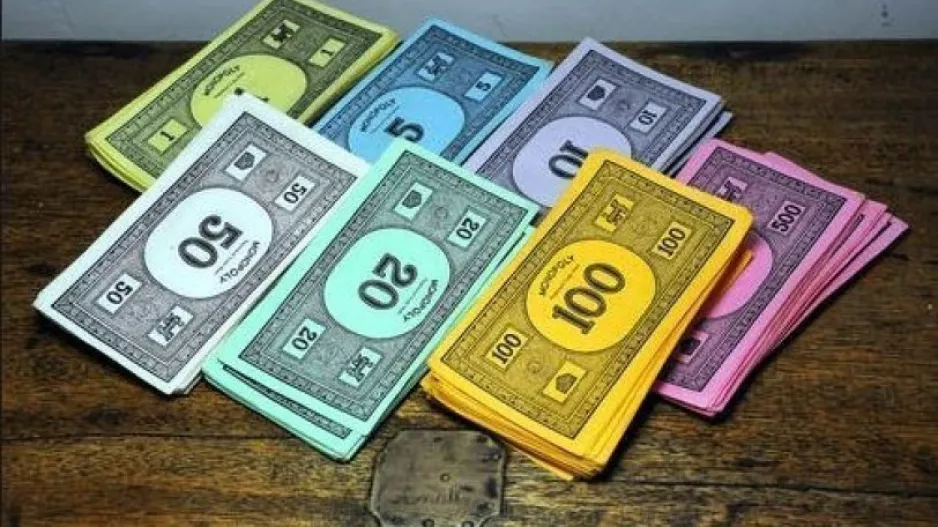 Πήγαν να πληρώσουν σε μπαρ με χρήματα από την Monopoly