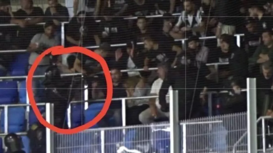 Σημάδευαν με όπλο τους φιλάθλους του ΠΑΟΚ! (βίντεο)