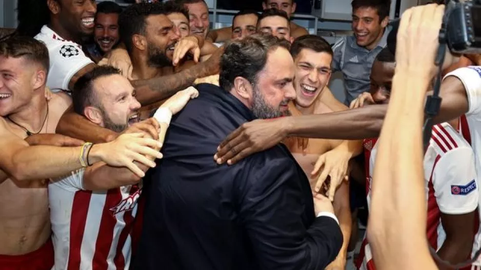 (BINTEO) Η αποθέωση στον Μαρινάκη μόλις είπε στους παίκτες για μπόνους