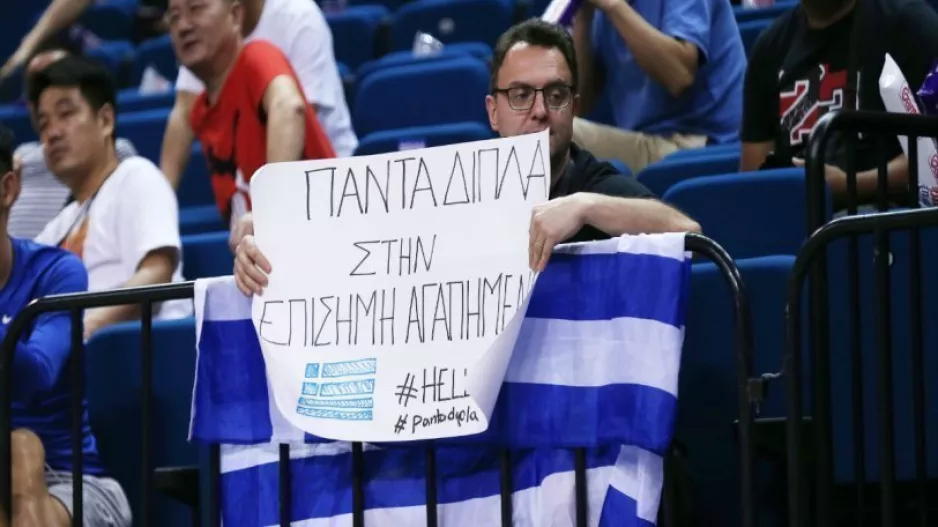 Δίπλα στην επίσημη αγαπημένη