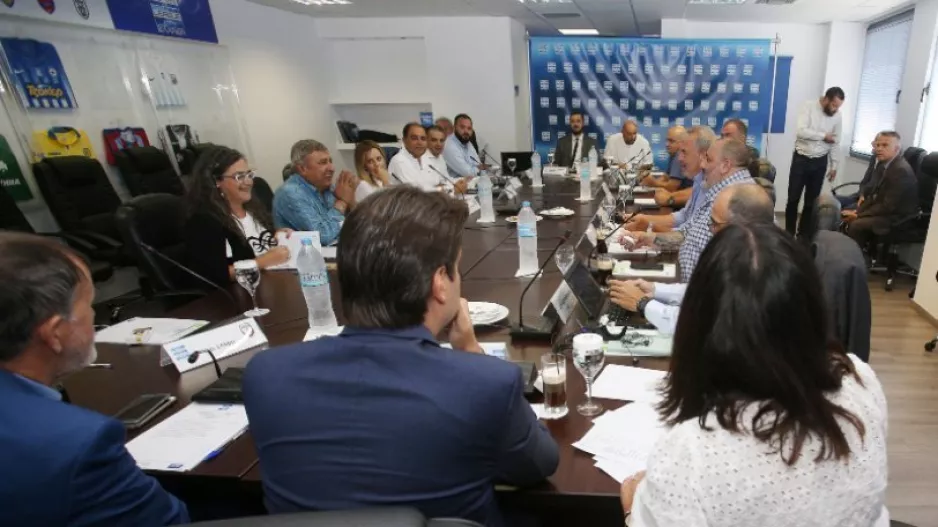 Super League 1: Μόνο η ΑΕΛ διαφώνησε για το καθεστώς των γηπέδων