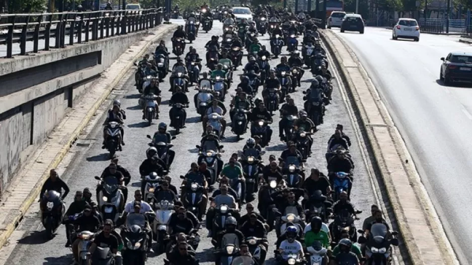 Οπαδοί του Παναθηναϊκού έξω από το σπίτι του Αλαφούζου