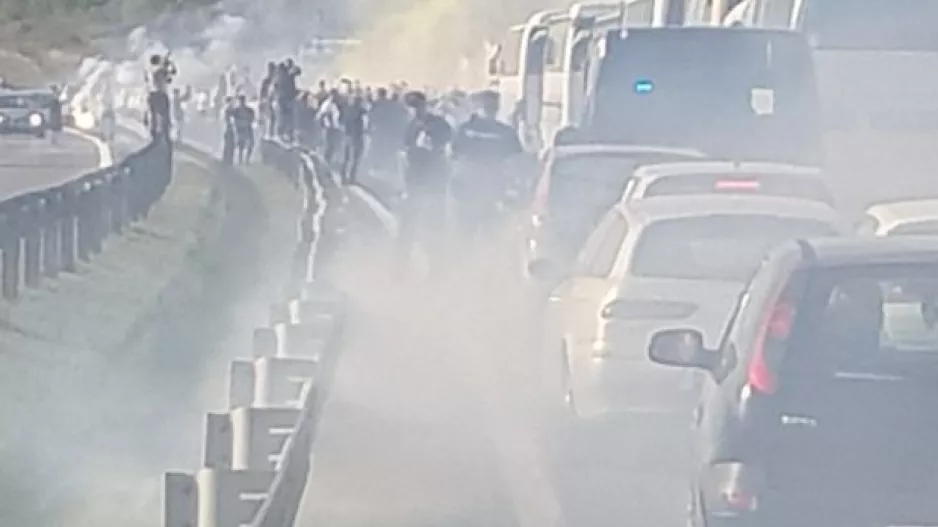 (ΒΙΝΤΕΟ/ΦΩΤΟΣ) Οπαδοί Ολυμπιακού και Ερ.Αστέρα κάνουν πάρτι μαζί στη μέση του δρόμου!