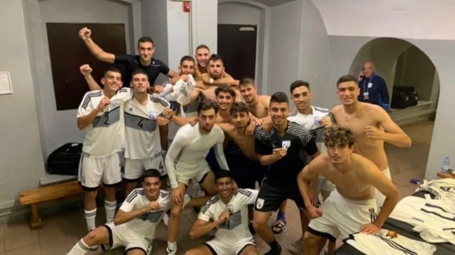 Εθνική U19: Με σφιγμένες γροθιές και δείχνοντας το έμβλημα μετά την νίκη επί της Τουρκίας!