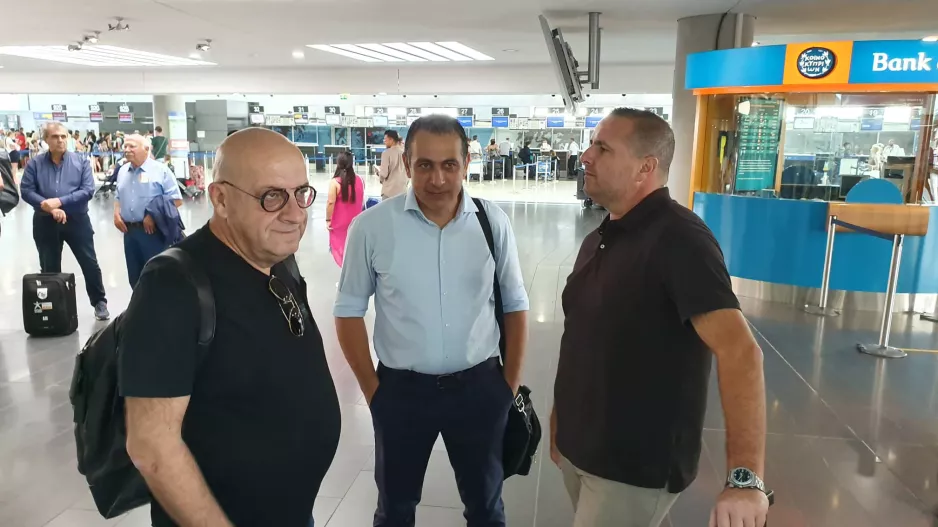 Κουβεντούλα πριν την επιβίβαση 