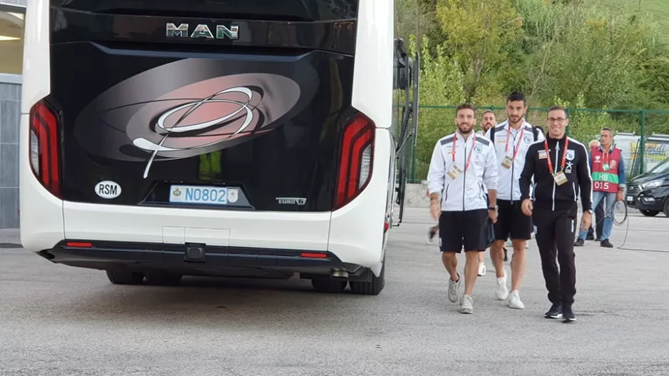 (ΦΩΤΟΣ) Η άφιξη της Εθνικής μας στο Stadio Olimpico di Serravalle