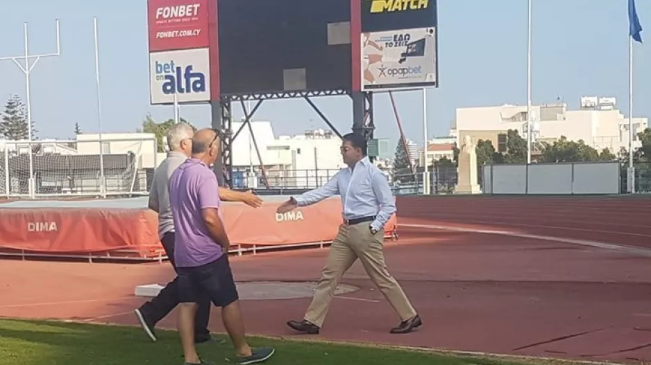 Χειραψίες και πηγαδάκι με Κίρζη