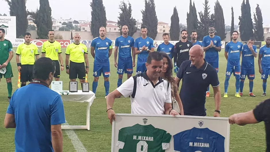 (Φώτος/βίντεο) Μεταθανάτιες τιμές πριν την σέντρα 
