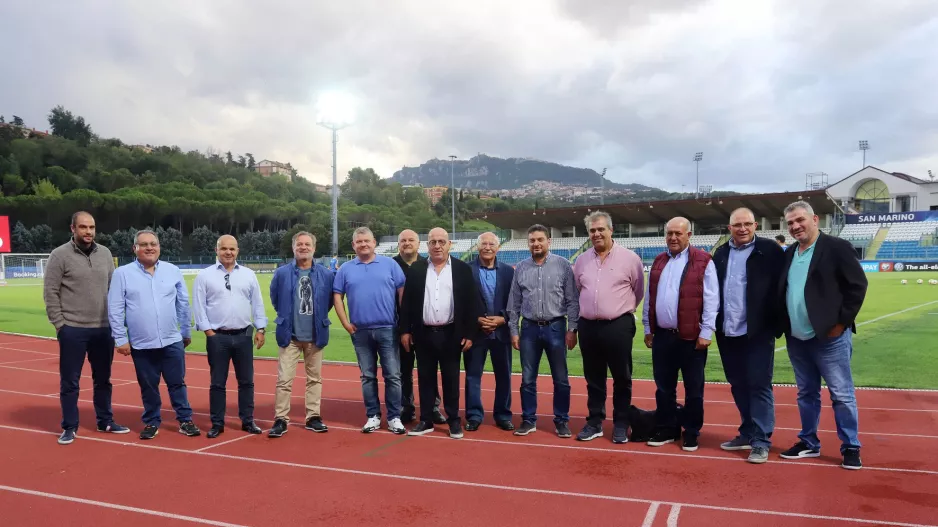 ΦΩΤΟ η "ομάδα" και δρόμο... στην κερκίδα!
