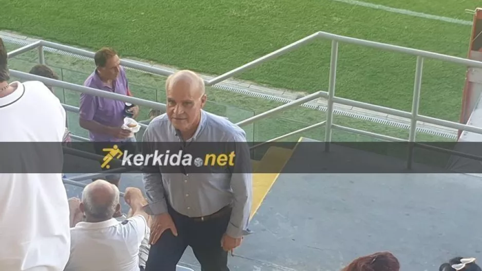 Σύσσωμη… Σαλαμίνα στο πλάι των μικρών (φώτος)