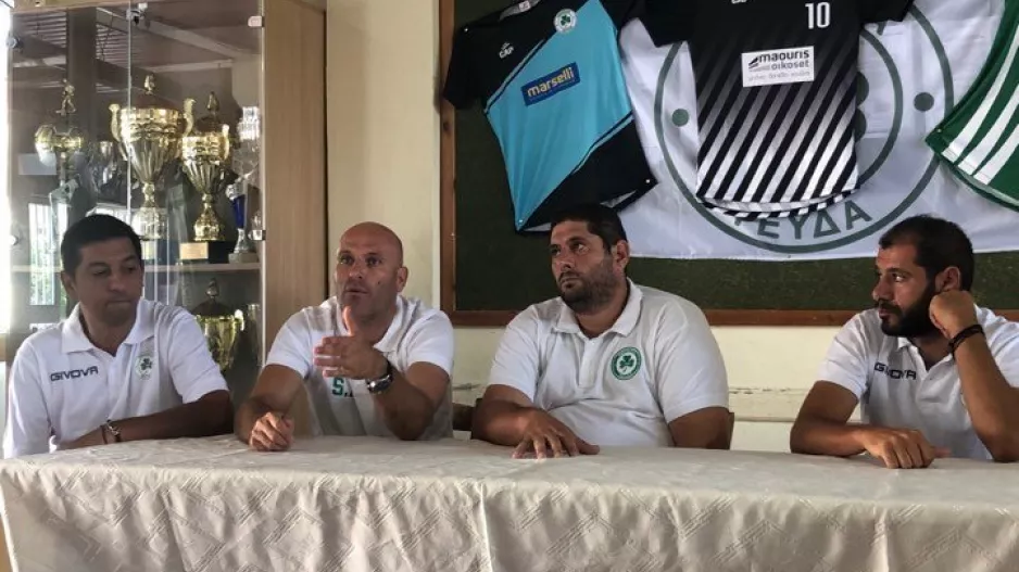 ΟΜΟΝΟΙΑ ΨΕΥΔΑ: "Έχουμε την πιο καυτή έδρα/Δεν θέλουμε ημερομηνία λήξης..." (φώτος)
