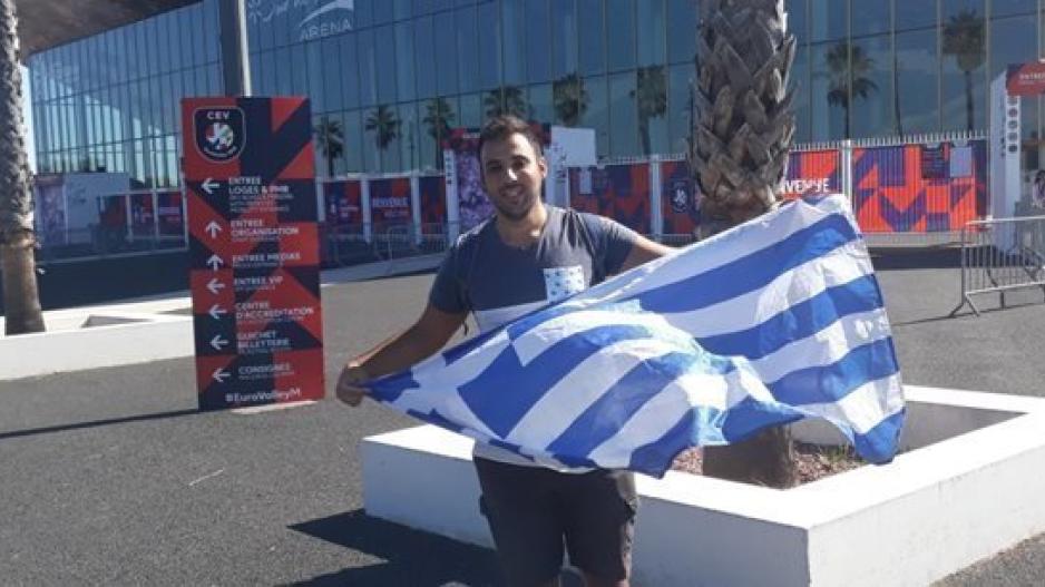 Ανορθωσιάτης με σημαία της Ελλάδας: «Για την Εθνική θα έκανα όσα χιλιόμετρα χρειαζόντουσαν"