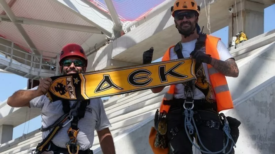 Δουλειά από ψηλά με κασκόλ ΑΕΚ