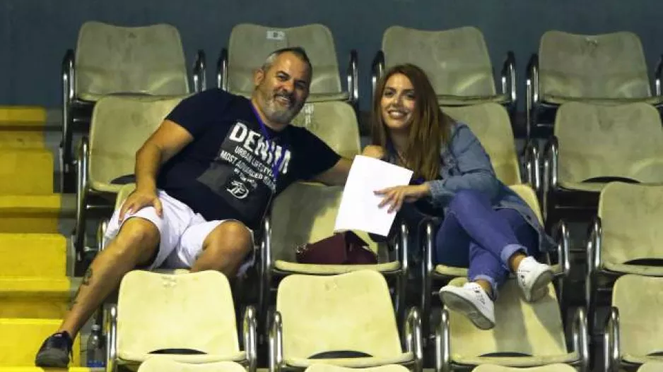 ΔΙΠΛΗ... εκπροσώπηση!