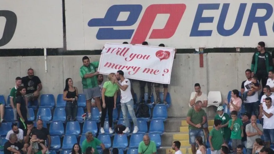 Όμορφη στιγμή με… ΠΡΟΤΑΣΗ ΓΑΜΟΥ στο ΓΣΠ! (βίντεο/φώτος)