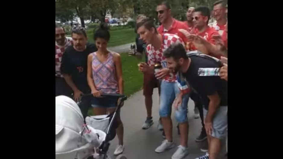 Οπαδοί νανουρίζουν μωράκι! (βίντεο)