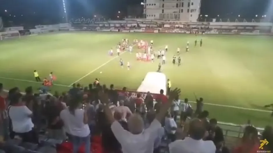 (ΒΙΝΤΕΟ) ΖΕΣΤΟ... χειροκρότημα υπό τους ήχους του ύμνου