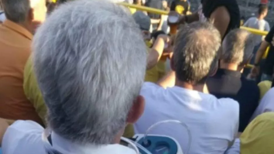 Στο γήπεδο με μηχάνημα ιατρικής υποστήριξης (φώτο)