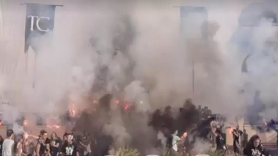 Σκηνικό... γηπέδου έξω από Λύκειο στη Λεμεσό