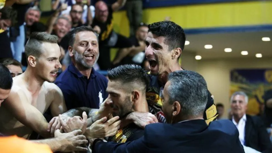 Λιβάγια για τον τραυματισμένο οπαδό: «Μείνε δυνατός Κούμπα»