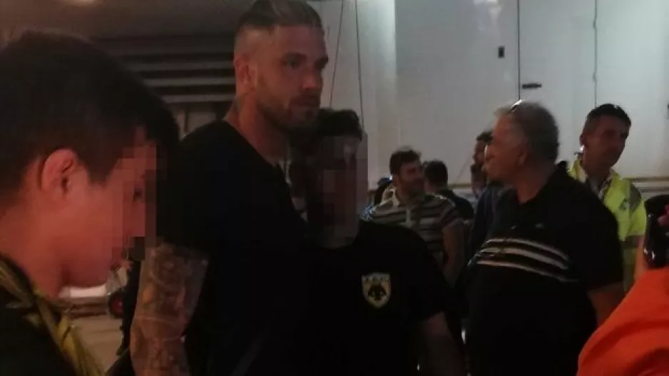 H υπέροχη φωτογραφία του Πασχαλάκη με μικρούς φίλους της ΑΕΚ