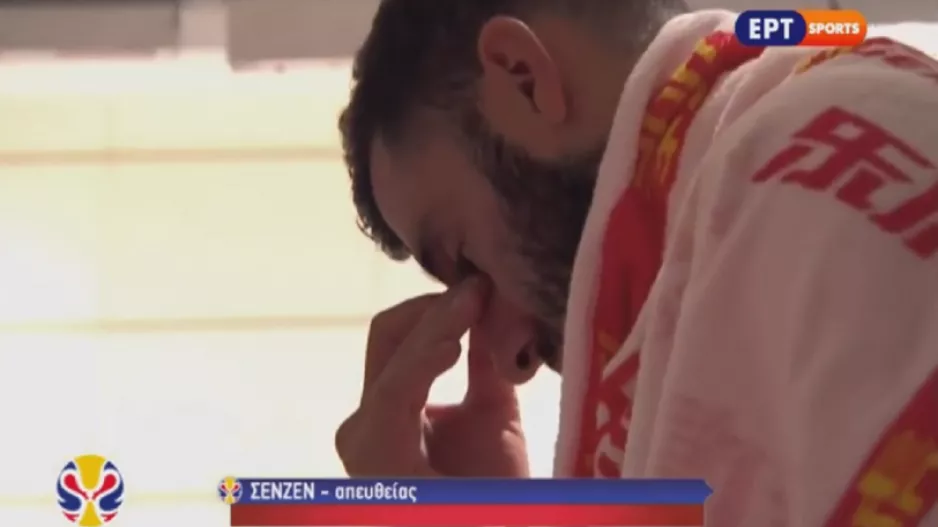 Αμίλητοι οι παίκτες της Ελλάδας στα αποδυτήρια (βίντεο)