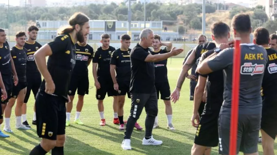 Κωστένογλου: «Δεν θέλω να βλέπω σκυμμέμα κεφάλια»
