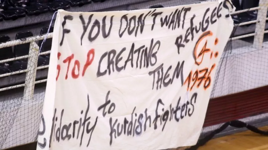 ΠΑΟΚ Vs Μπεσίκτας/Πανό στήριξης των προσφύγων και των Κούρδων 