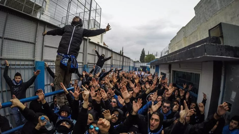 ΘΥΡΑ 1: "Μάγκες μην μασάτε, αδέρφια μην λυγάτε!"