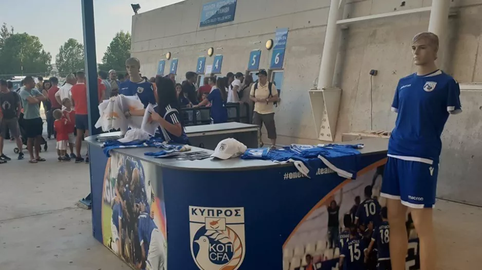 Εορταστικό κλίμα έξω από το ΓΣΠ (βίντεο)